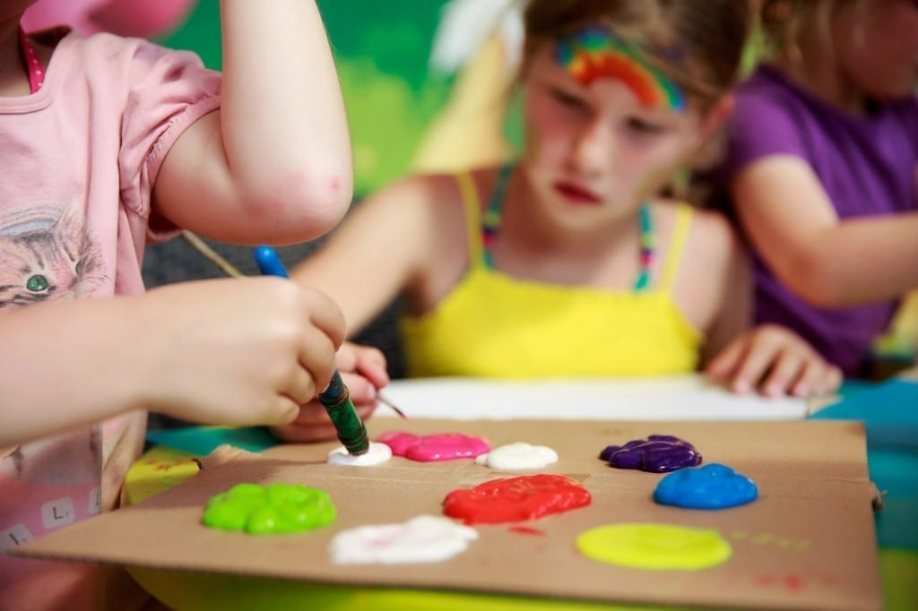 Atelier créatif au Mini Club Esterel Caravaning