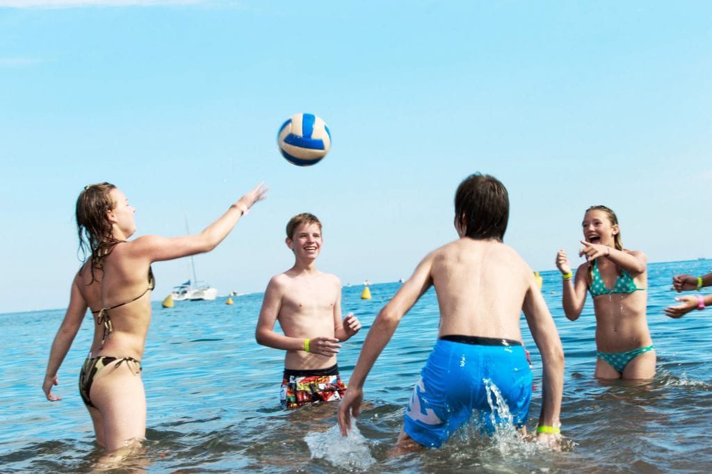 Le club ados du camping Esterel Caravaning à la plage