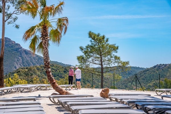 Seniors : offrez-vous un séjour en camping haut de gamme à Saint-Raphaël